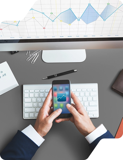 Bild eines Mannes, der Diagramme analysiert