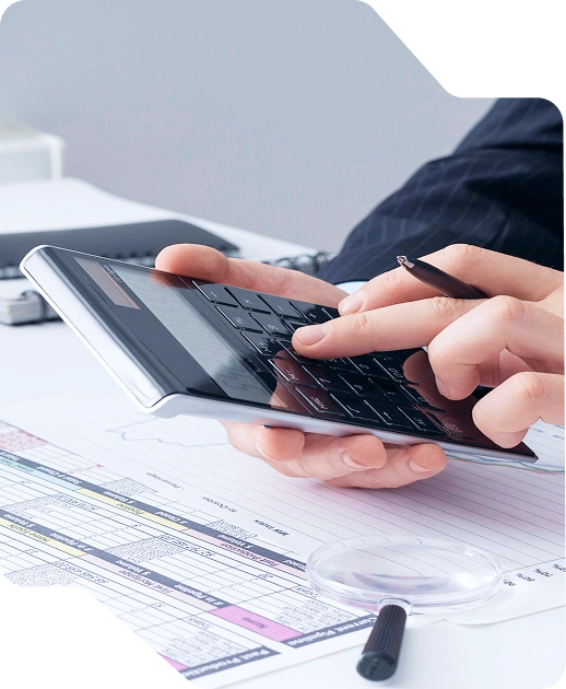 ein Bild eines Mannes, der einen Taschenrechner benutzt