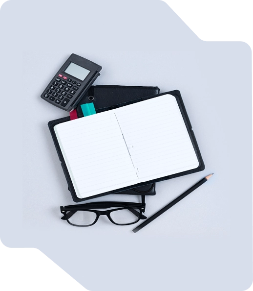 Foto mit Notizblöcken, Stiften und Taschenrechner