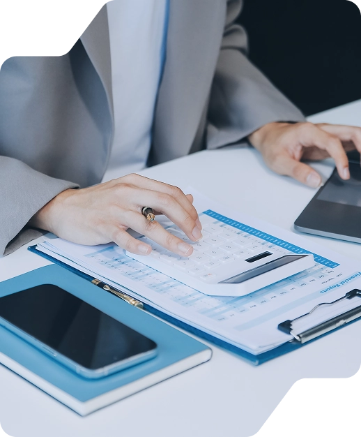 Ein Foto eines Mannes mit Dokumenten und einem Taschenrechner