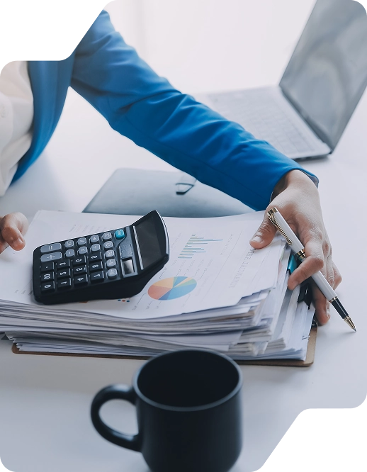 Ein Bild einer Frau mit Dokumenten und einem Taschenrechner